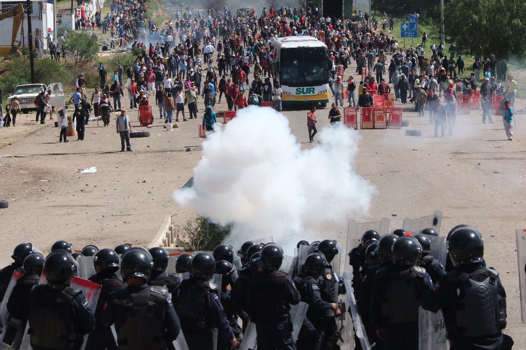 Policías y manifestantes en Oaxaca