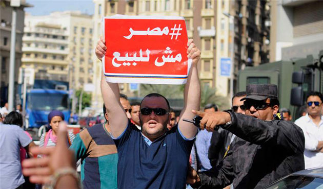 Manifestantes egipcios protestan contra la cesión de las islas, con un cartel que dice "Egipto no está en venta"