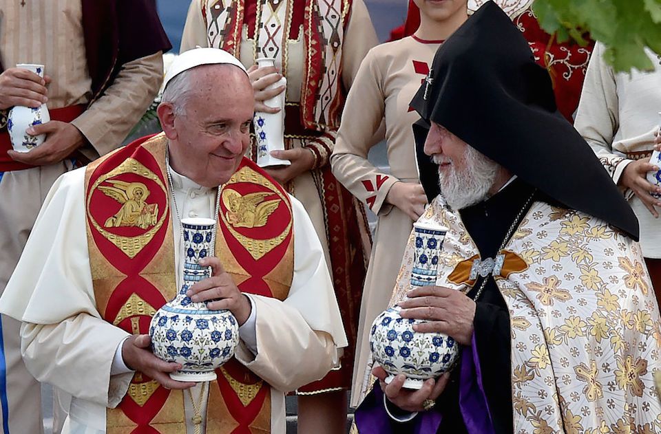 El papa Francisco-a la izquierda-y el papa armenio Kerekine II