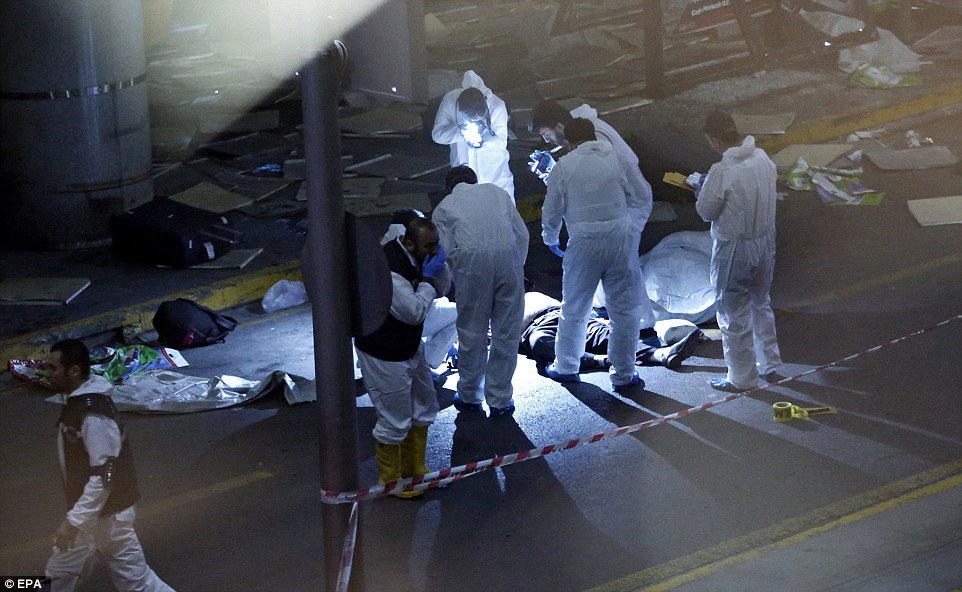 Los investigadores en el aeropuerto al lado de un cadáver