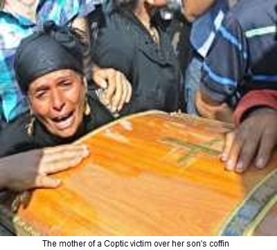 Una mujer llora a un cristiano copto tras un asesinato hace tiempo