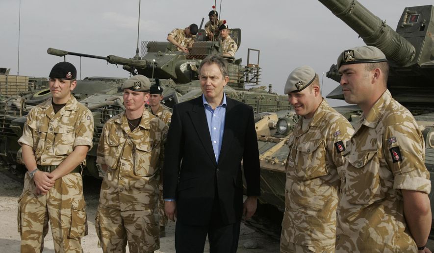 Blair con soldados británicos en Iraq en 2005