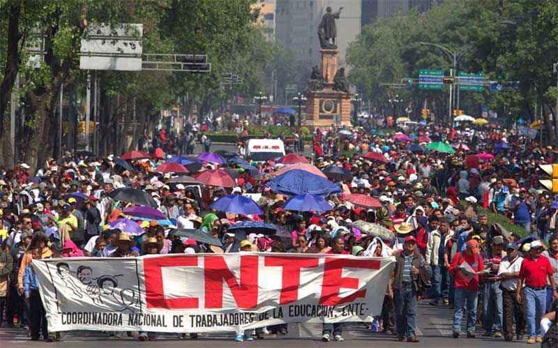 Manifestantes de la CNTE