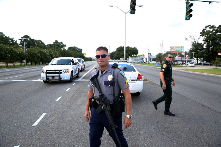 Policías cortando una calle en Baton Rouge tras el tiroteo