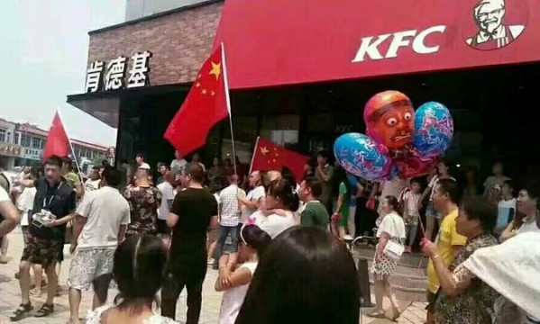 Manifestantes ante un restaurante de KFC en China