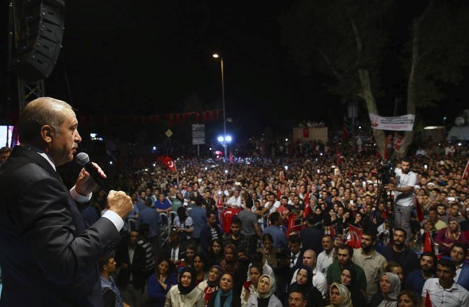 Erdogan hablando a una multitud
