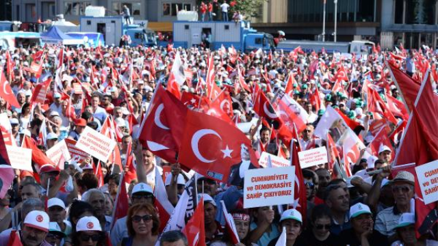 Manifestantes del CHP en la plaza Taksim de Estambul