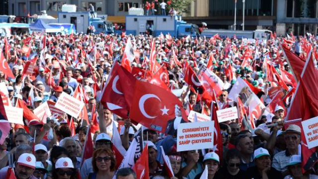 Manifestantes del CHP en la plaza Taksim de Estambul Manifestantes del CHP en la plaza Taksim de Estambul
