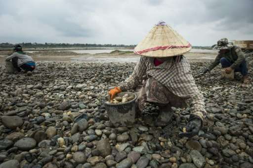En Laos, la arena y los guijarros del Mekong alimentan las obras en China