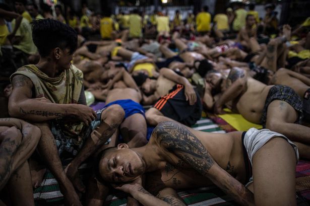 Presos durmiendo en la cárcel de Quezon city Presos durmiendo en la cárcel de Quezon city