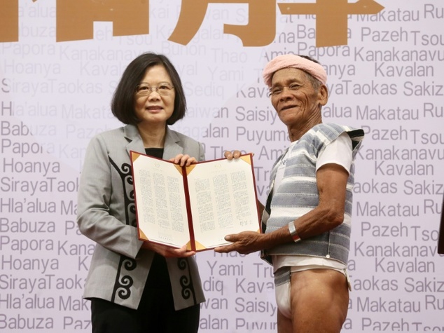 Tsai Ing-wen con el líder indígena Capen, de los Yami Tsai Ing-wen con el líder indígena Capen, de los Yami