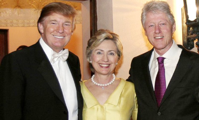 Donald Trump-a la izquierda-con Hillary y Bill Clinton