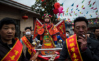 En China, un ritual en medio de fuegos artificiales busca alejar a los demonios