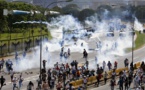 Fuertes disturbios en marcha de miles de opositores en Venezuela