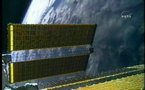 Astronautas despliegan con éxito últimos paneles solares de la ISS