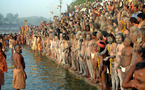 Una marea humana expía sus pecados en el Ganges