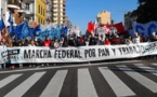 Una masiva protesta en Argentina presiona por una huelga contra Macri