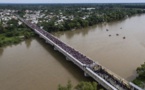 Miles de hondureños siguen en espera en la frontera con México