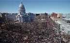 EEUU: 65.000 personas se manifiestan en Wisconsin por los derechos sindicales