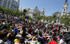 La acampada en las plazas, viento en popa un día antes de las elecciones en España