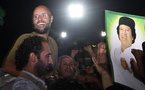 Reaparece hijo de Gadafi mientras arrecia asedio a residencia de líder libio