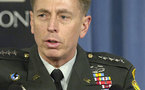 General Petraeus cuelga su uniforme antes de asumir como jefe de la CIA