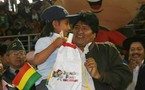 Presidente de Bolivia inicia pago de bono para frenar deserción escolar