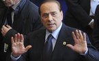 Renunció Berlusconi, se acaba entre abucheos el reinado del magnate