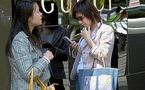 Las marcas de lujo europeas tratan con guantes de seda a los clientes chinos