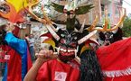 Ángeles rebeldes con cuernos y colmillos danzan en fiesta de Ecuador