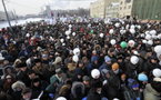 Decenas de miles de manifestantes a favor y en contra de Putin en Moscú