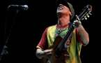 Manu Chao pone a sus fanáticos a bailar bajo la lluvia en Caracas