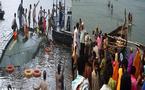 Al menos 105 muertos y 100 desaparecidos al naufragar un ferry en India