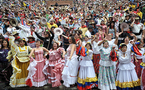 Miles de bailarines intentan récord mundial al son de cumbia colombiana