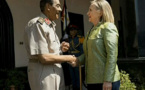 Clinton se reúne con generales egipcios tras alentar la transición