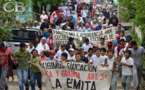 Cientos de maestros reclaman educación laica en poblado religioso de México