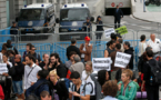 La policía carga contra los manifestantes cerca del Congreso en Madrid