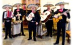 Mariachis mexicanos tocan para obtener su título profesional