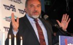 Renunció canciller israelí Lieberman, inculpado de fraude