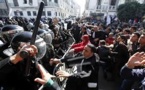 Marea humana en el entierro del opositor tunecino, enfrentamientos con la policía