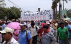 Maestros mexicanos incendian una sede del PRI por reforma educativa