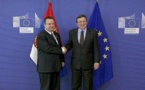 UE celebra ingreso de Croacia en el bloque europeo y abre la puerta a Serbia
