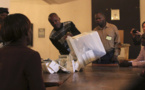 Partidarios de Mugabe claman victoria mientras rivales afirman que elecciones son "una farsa"
