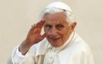 Benedicto XVI dice que Dios inspiró su renuncia y reconoce "carisma" de Franciso