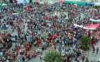 Miles de manifestantes marchan en Túnez exigiendo la salida del gobierno islamista