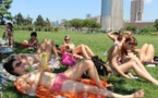 Un club femenino promueve la lectura en toples en Central Park