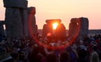 Decenas de miles de personas se reúnen en Stonehenge en Gran Bretaña por el solsticio