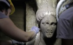 Descubren a dos cariátides en la mayor tumba antigua conocida en Grecia