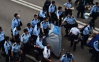 Autoridades de Hong Kong evacúan campamento prodemocracia y detienen a manifestantes