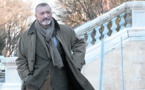 El español Pérez-Reverte celebra 30 años de novelas defendiendo la cultura